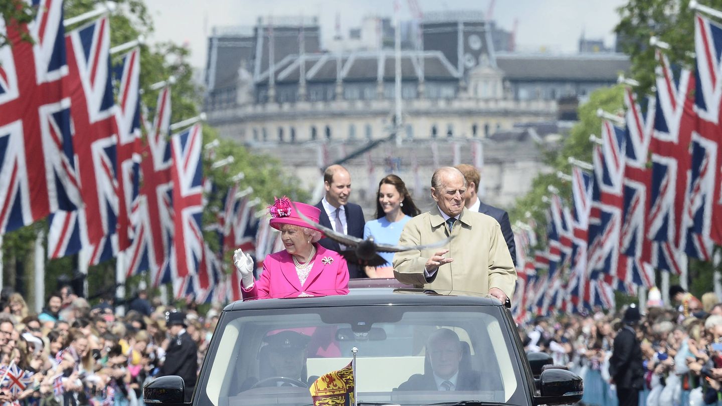 La reina Isabel II y el príncipe Felipe, junto a los príncipes Guillermo, Enrique y la duquesa de Cambridge, durante un desfile en Londres. (Reuters)