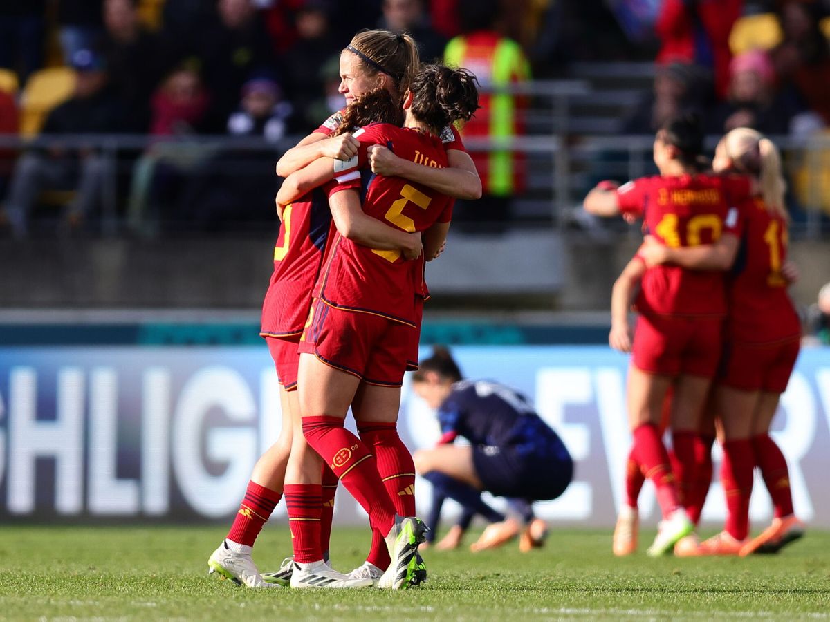 Foto: Las jugadoras de España se funden en abrazos tras el partido. (EFE/Aaron Gillions)