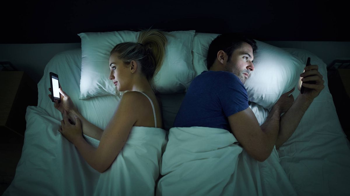 Tu pareja te espía en redes sociales: por qué lo hace y qué puede encontrar