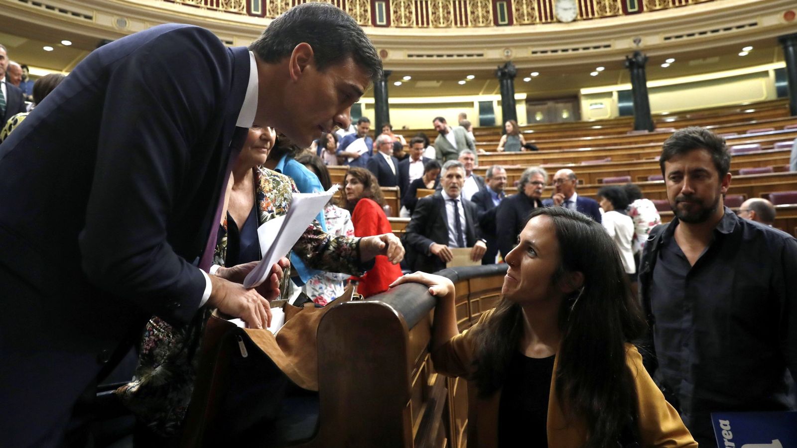 Foto: La portavoz adjunta de Podemos, Ione Belarra, conversa con el presidente del Gobierno, Pedro Sanchez, en el hemiciclo del Congreso. (EFE)