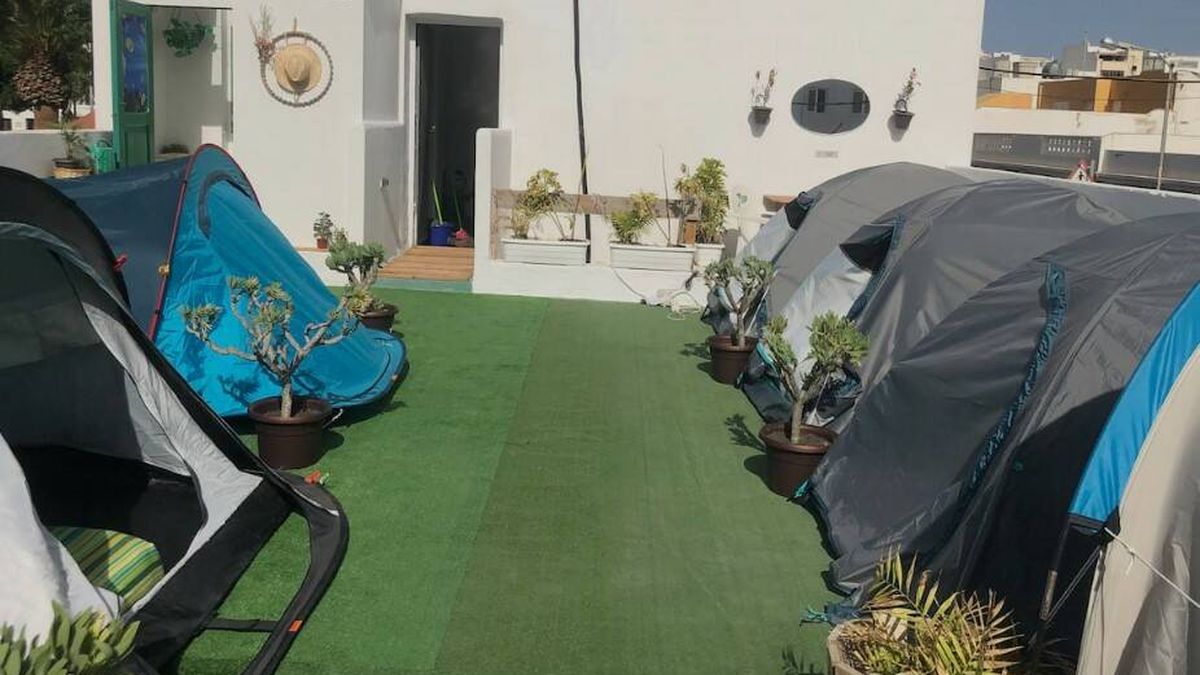 Tiendas de campaña en una azotea como "alojamiento vacacional" en Lanzarote
