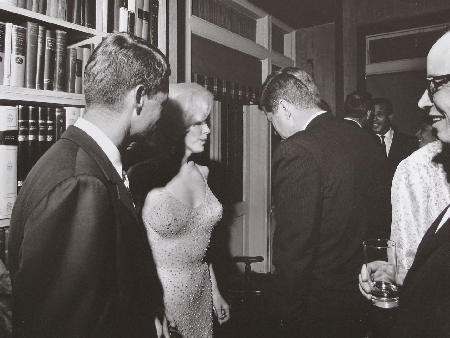 Fotografía en la que aparece la actriz junto a los hermanos Kennedy (Gtres)