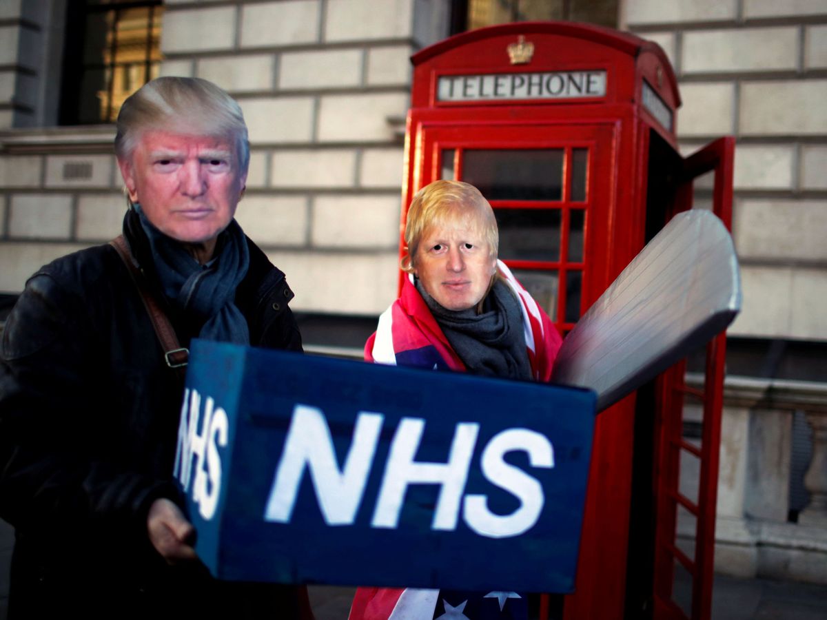 Foto: Dos manifestantes contra la supuesta privatización del NHS, con caretas de Donald Trump y Boris Johnson. (Reuters)