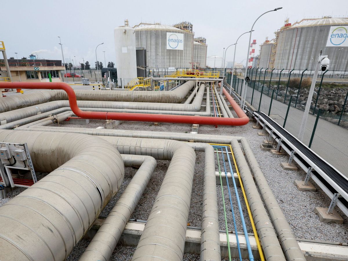 Foto: Planta de gas natural licuado en Barcelona. (Reuters/Albert Gea)