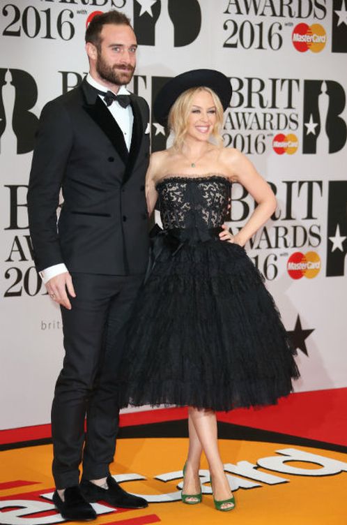 Kylie Minogue y Joshua Sasse