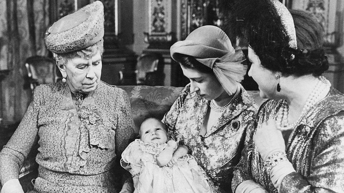 Isabel, sosteniendo a su hija la princesa Ana junto a las abuelas la reina María (izquierda) y la reina Isabel tras el bautizo en el palacio de Buckingham, Londres, septiembre de 1972. (Getty)