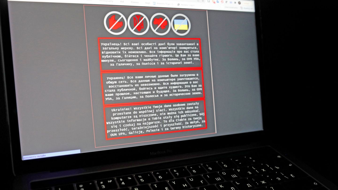 Un portátil muestra la web del Ministerio de Exteriores ucraniano con un mensaje de aviso de un ciberataque. (Reuters)