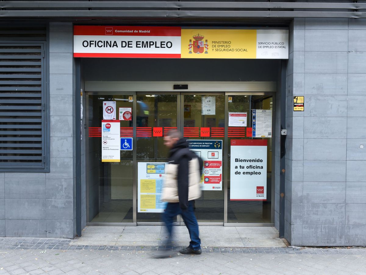 Foto: Una persona pasa al lado de una oficina del paro en Madrid. (Europa Press/Gustavo Valiente)