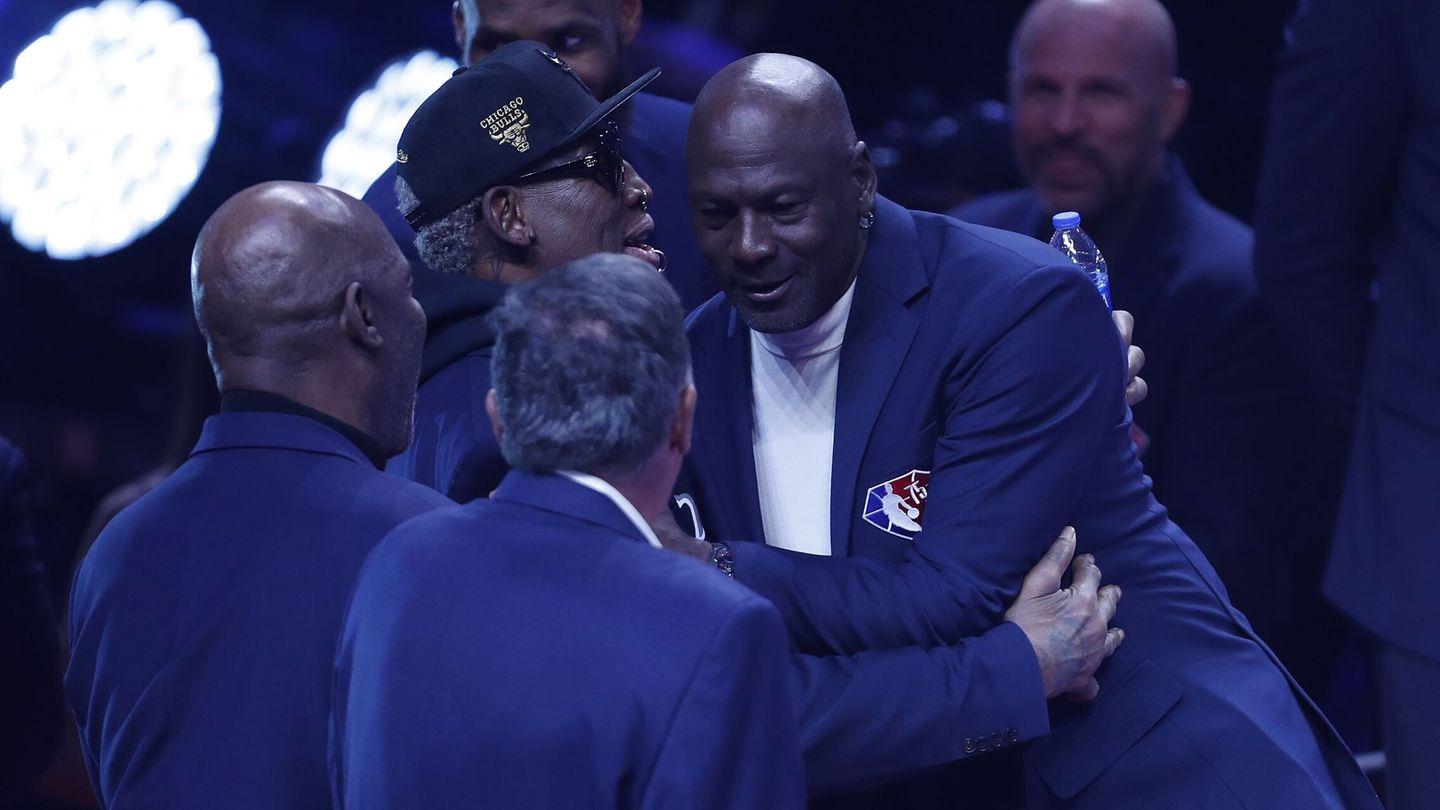 Michael Jordan y Rodman se saludan el pasado febrero. (Reuters/Christian Hartmann)