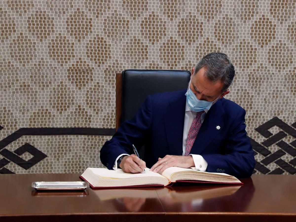 Foto: El rey Felipe firma el libro de honor tras su participación en el acto del 40 aniversario del Tribunal Constitucional celebrado este lunes. (EFE)