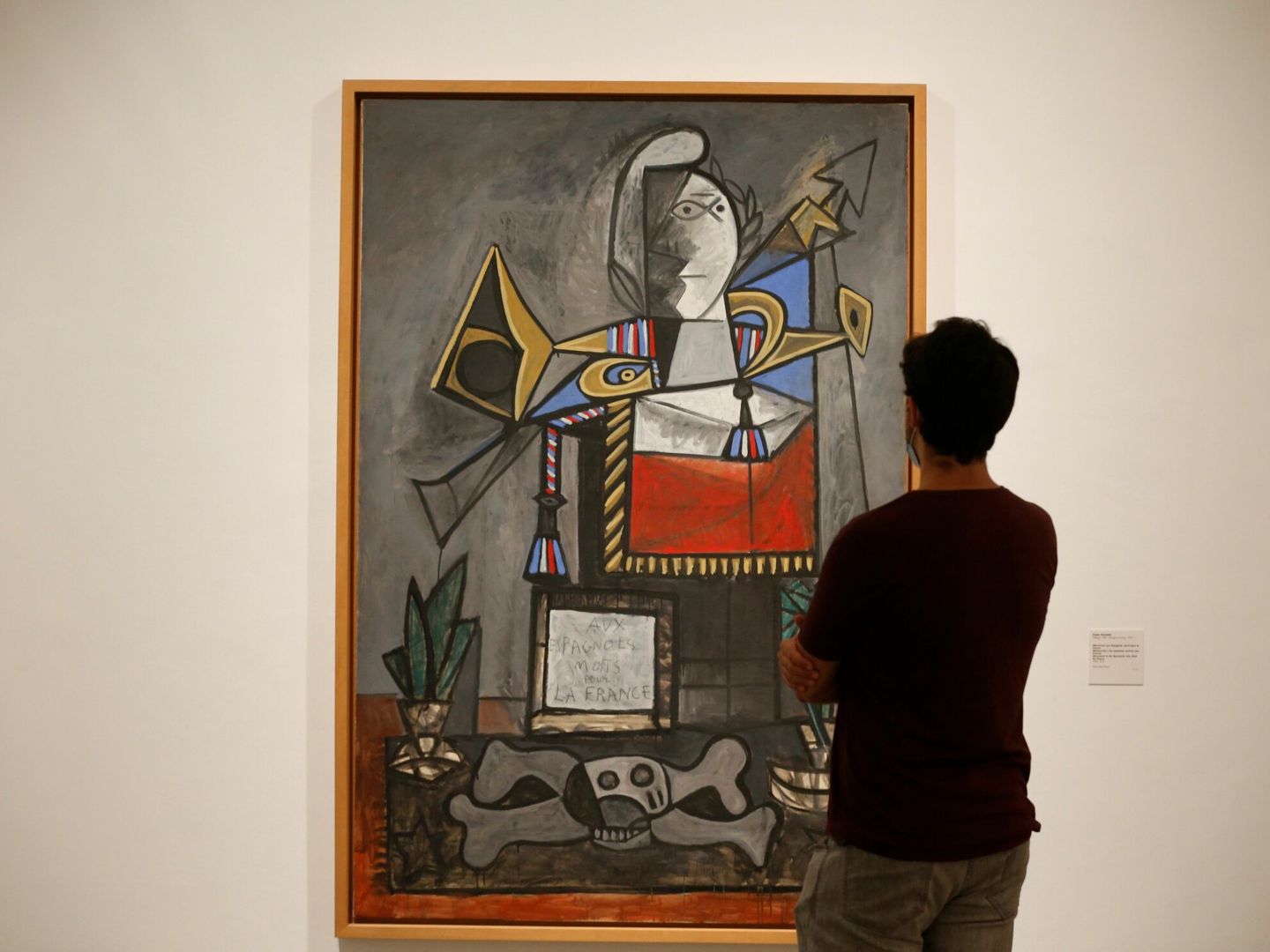 Un visitante observa el óleo sobre lienzo 'Monument aux Espagnols morts pour la Francia' ('Monumento a los españoles muertos por Francia') (1946-1947), del artista español Pablo Ruiz Picasso (EFE)
