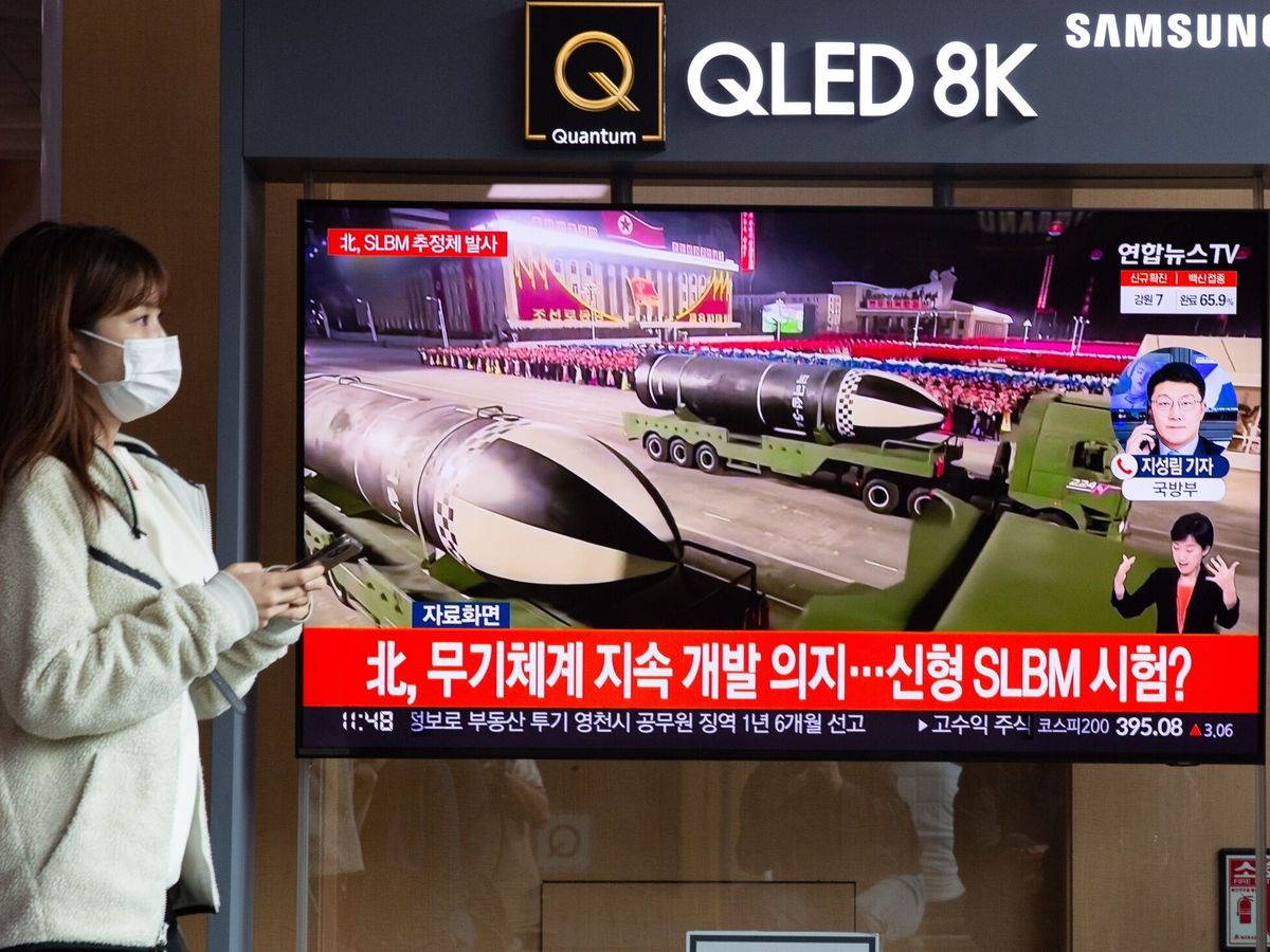 Foto: Televisión en Corea del Sur mientras se informa del lanzamiento del último misil de Corea del Norte. (EFE)
