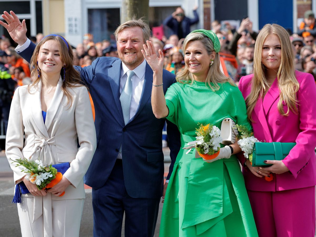 Foto: Los reyes de Holanda, Amalia y Ariane, celebrando el Koningsdag. (Reuters/Piroschka van de Wouw)