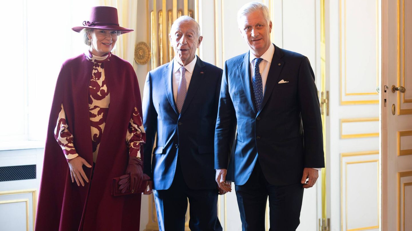 Los reyes belgas con el presidente de Portugal. (Cordon Press)