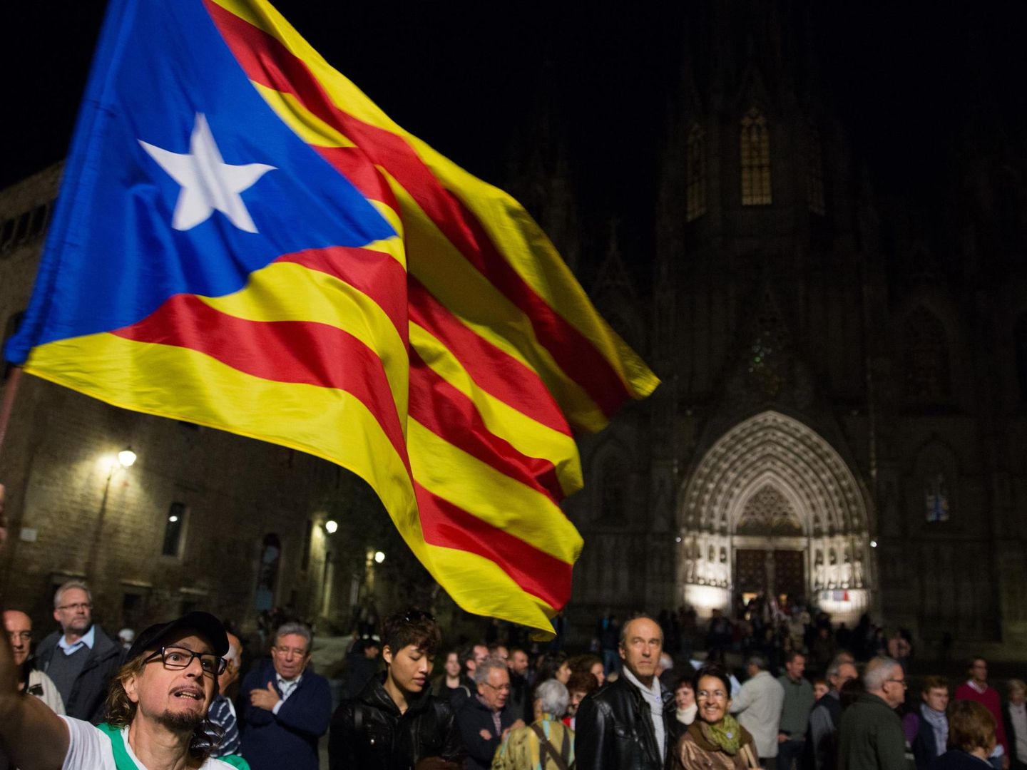 Un hombre ondea la 'estelada' en Barcelona. (Reuters)