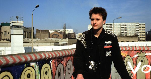 Foto: Un punk frente al muro de Berlín en el barrio de Kreuzberg, a finales de 1989. (Daniel Biskup/Cordon Press)