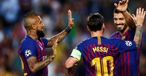 Foto: Lionel Messi (c), Luis Suárez (d) y Arturo Vidal (i) celebran un gol (EFE) 