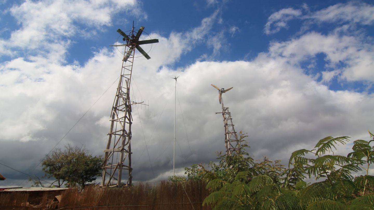 Los últimos molinos de viento construidos por el joven africano