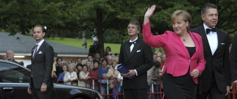 Merkel y su marido Joachim Sauer, fotografiados a su llegada a la edición número 100 del Festival de Bayreuth (Efe).