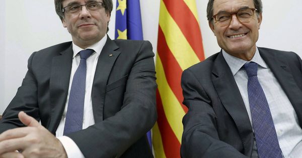 Foto: El expresidente de la Generalitat, Carles Puigdemont (i) y el expresidente Artur Mas. (EFE)