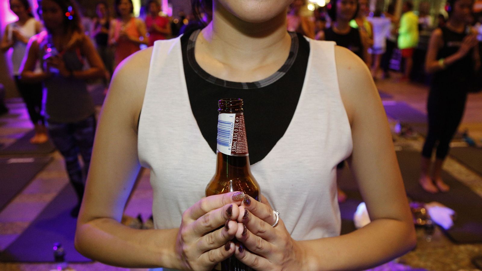 Foto: Una entusiasta del yoga y la cerveza aúna sus dos pasiones (Reuters)