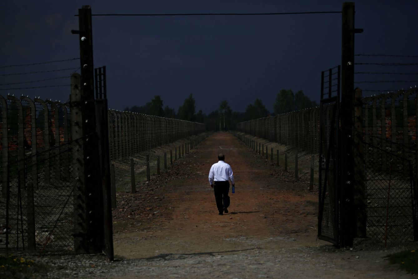 Un hombre camina por el antiguo campo de concentración de Auschwitz-Birkenau. (Reuters)
