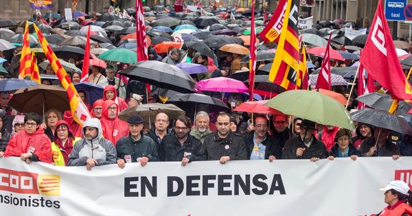 Foto: Manifestacion por las pensiones en Cataluña. (EFE)