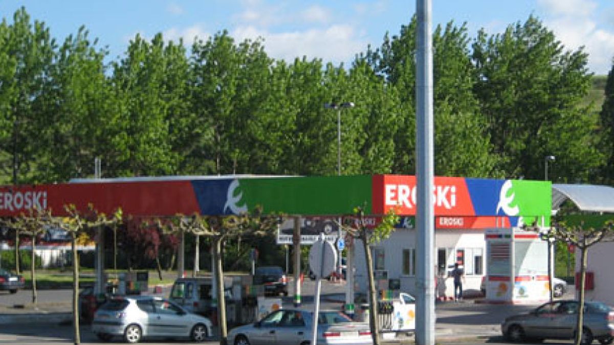 Eroski pone a la venta otra red de gasolineras para cumplir con la banca
