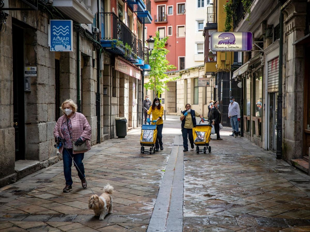 Foto: Varias personas en una calle de Santander. (EFE)
