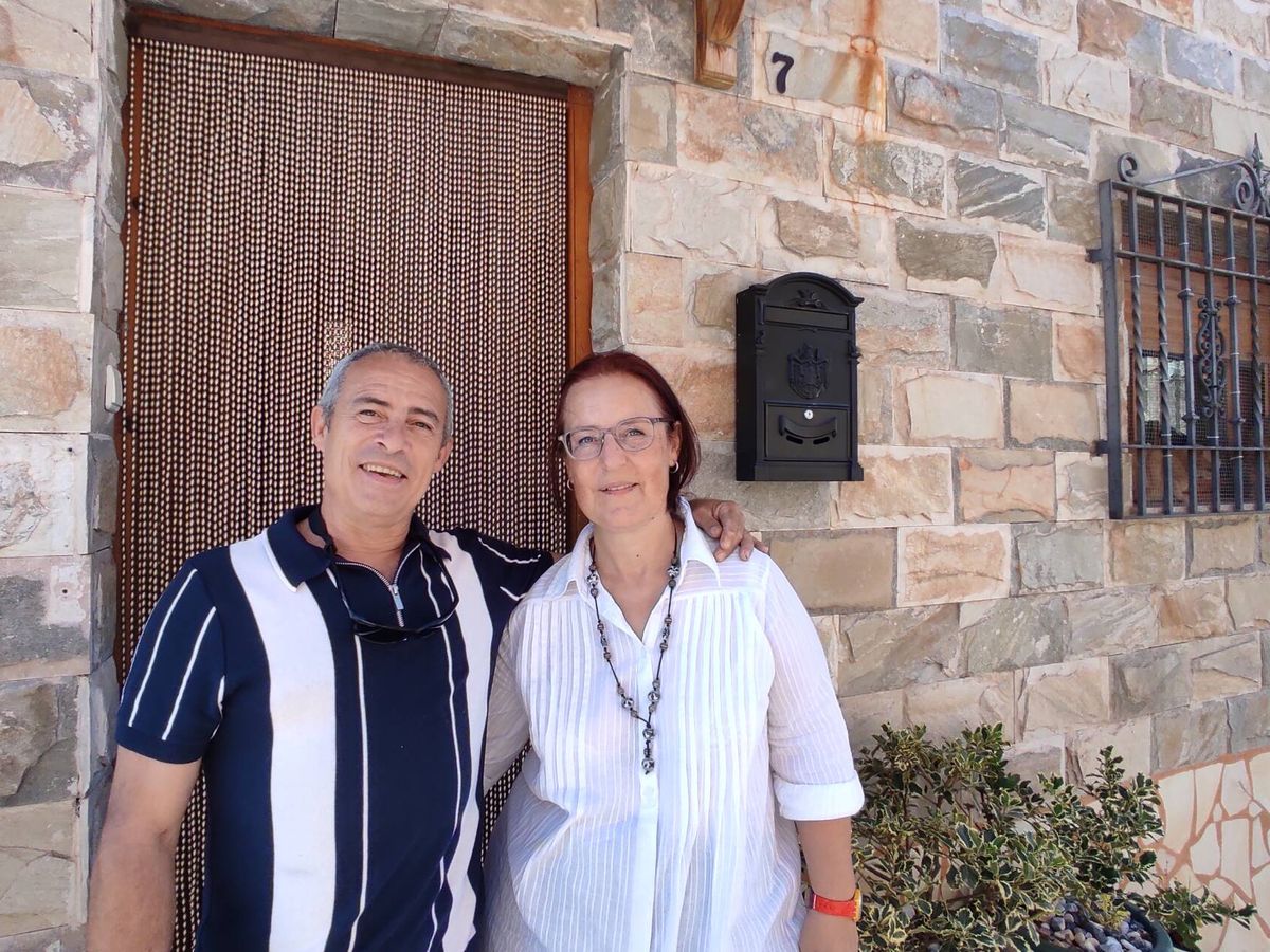 Foto: Alberto y Ana posan en la puerta de su casa, en La Riba de Santiuste. (G.M.)