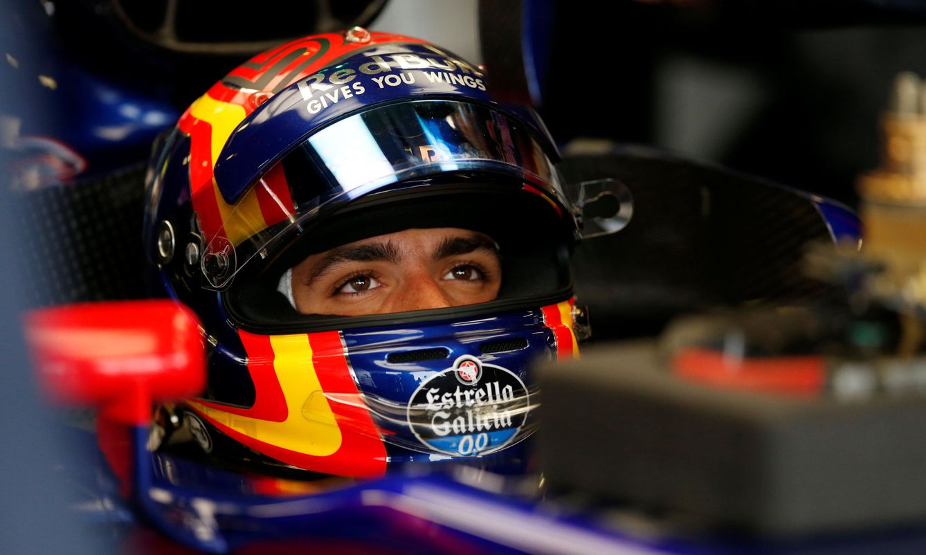 Carlos Sainz concentrado en su coche Toro Rosso. (Reuters)