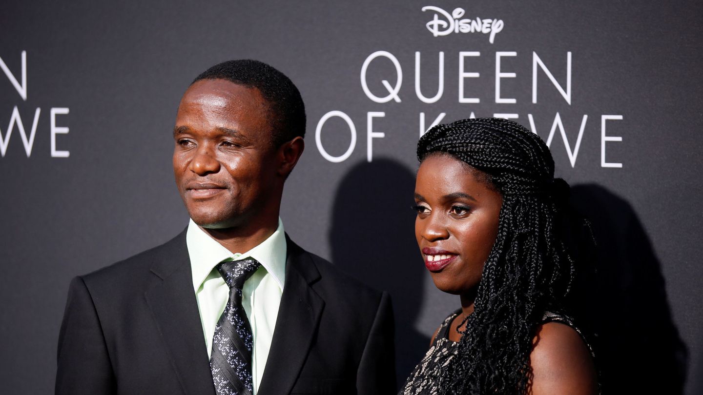 Robert Katende y Phiona Mutesi, en 2016. (Reuters/Danny Moloshok)