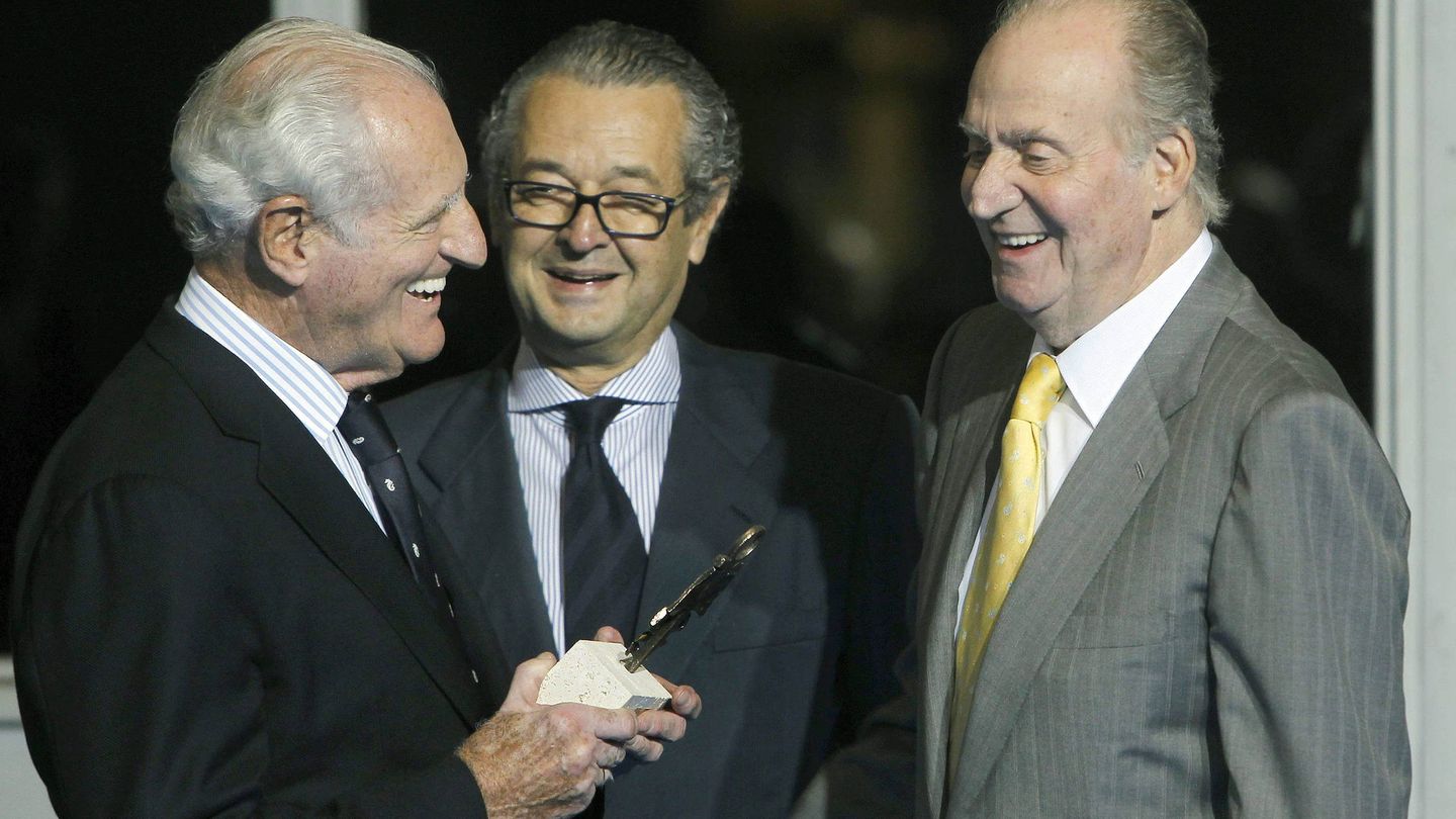 EL empresario Luis Conde, en el centro, observa a don Juan Carlos I y su gran amigo José Cusí. (EFE)