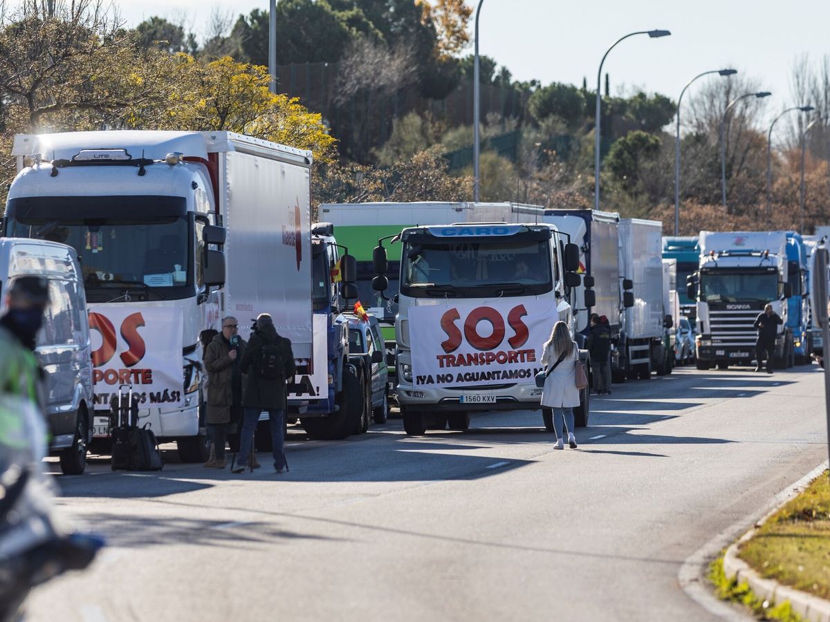Foto: Una concentración de camioneros en Madrid. (EFE/Rodrigo Jiménez)