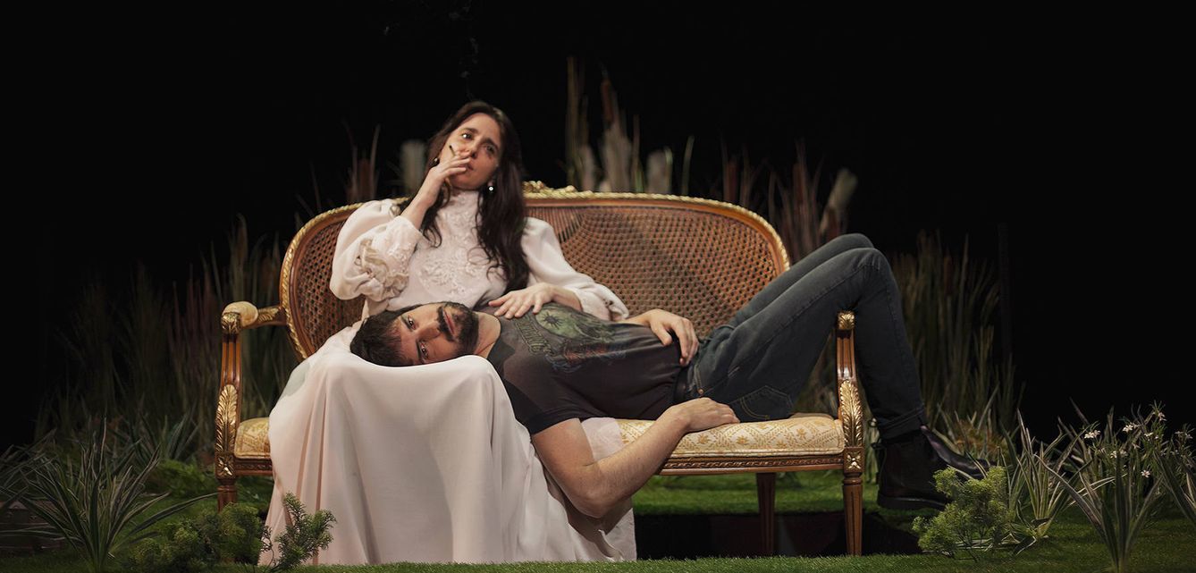 Fernanda Orazi y Francesco Carril, en 'Doña Rosita, anotada', dirigida por Pablo Remón. (Vanessa Rábade)
