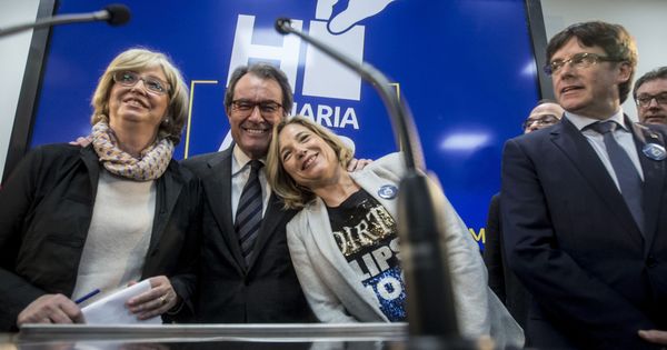 Foto:  El expresidente Artur Mas (2i), la exvicepresidenta Joana Ortega (2 d) y la 'exconsellera' de Enseñanza Irene Rigau (i), junto al presidente de la Generalitat, Carles Puigdemont. (EFE)