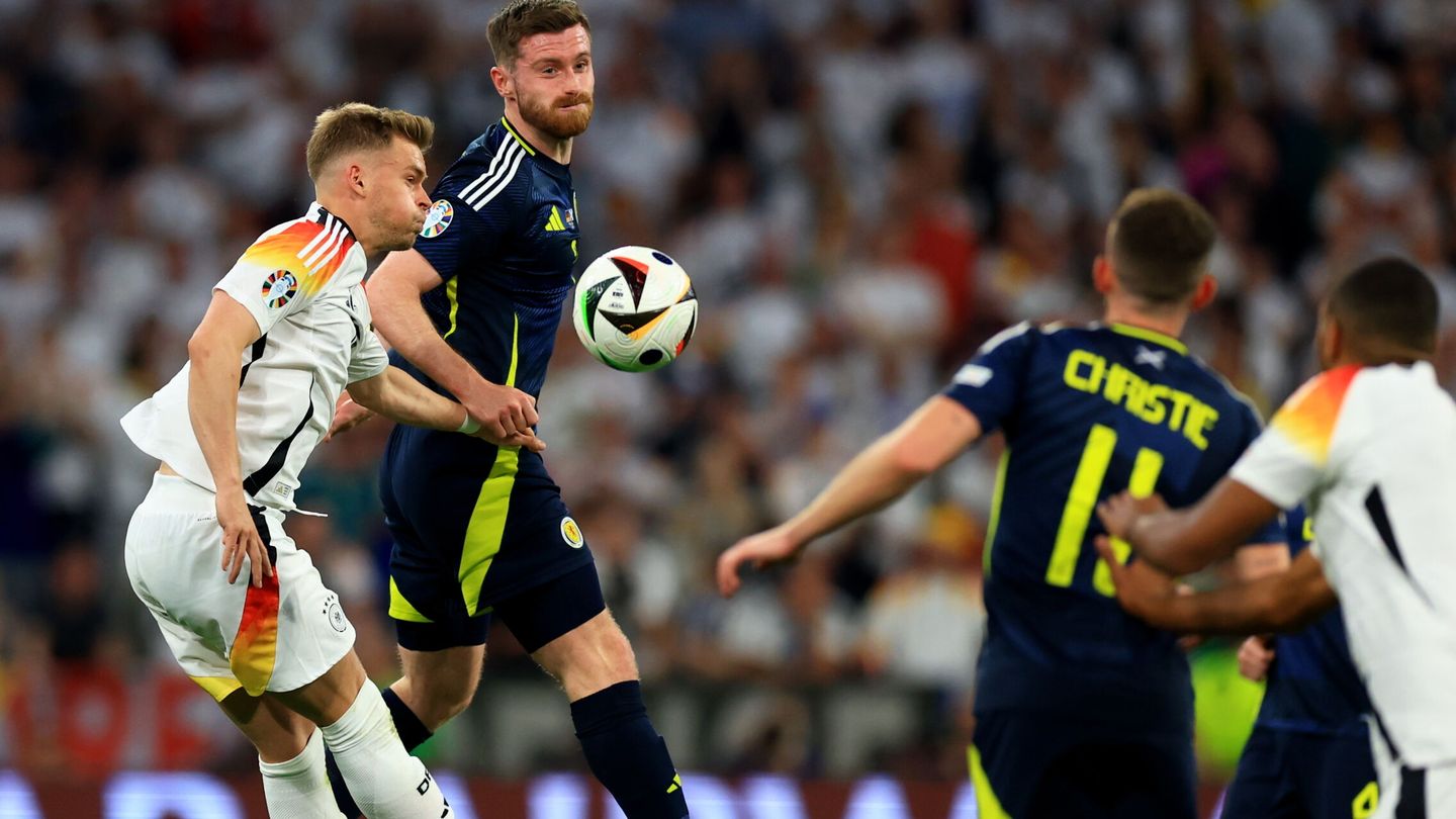 Munich (Germany), 14 06 2024.- Maximilian Mittelstaedt (L) of Germany in action against Anthony Ralston of Scotland during the UEFA EURO 2024 group A match between Germany and Scotland in Munich, Germany, 14 June 2024. (Alemania) EFE EPA MARTIN DIVISEK 