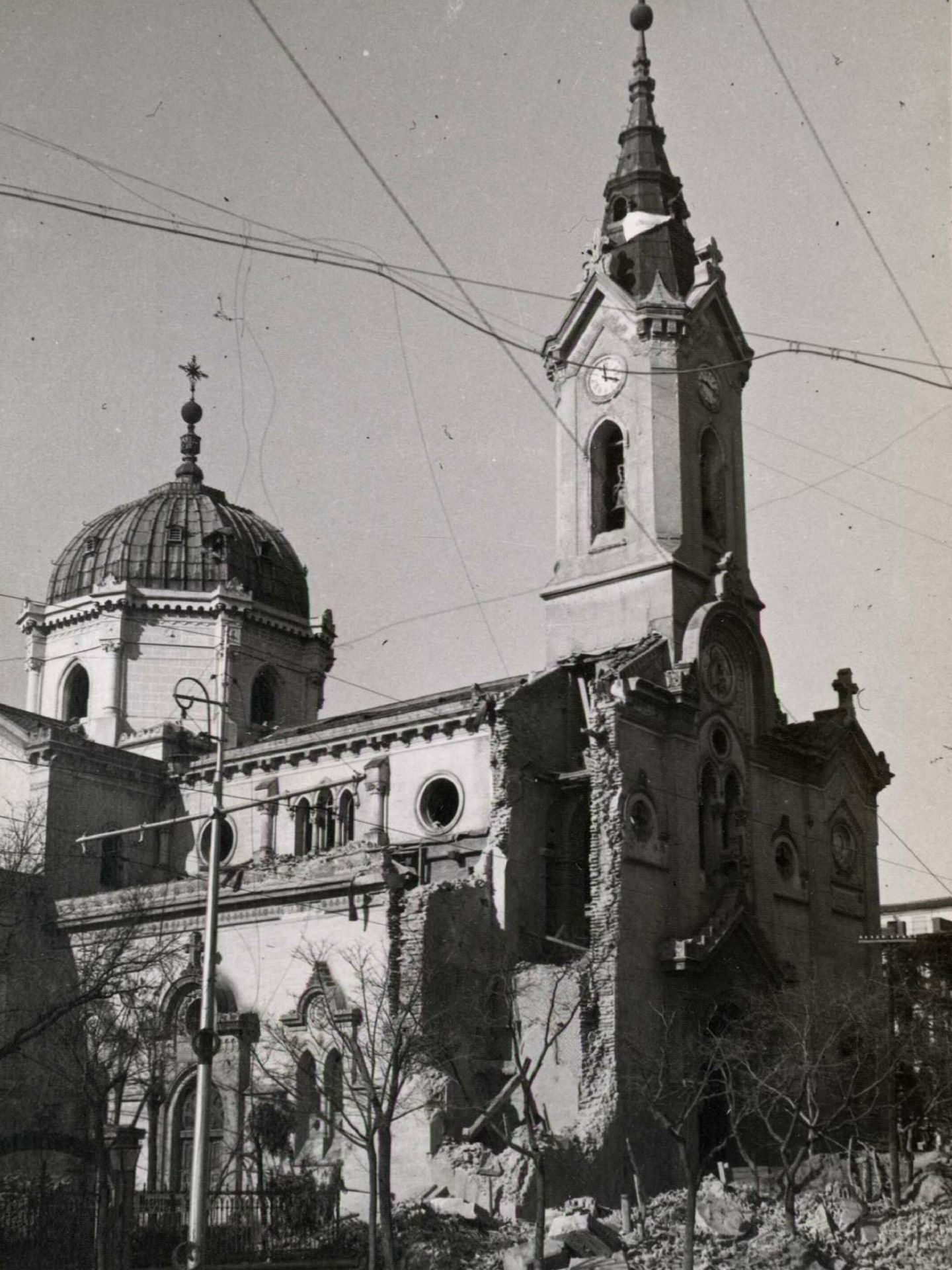 Iglesia del Buen Suceso, en la calle de la Princesa, tras los bombardeos de la Guerra Civil. (Cedida: Biblioteca Digital HIspánica)