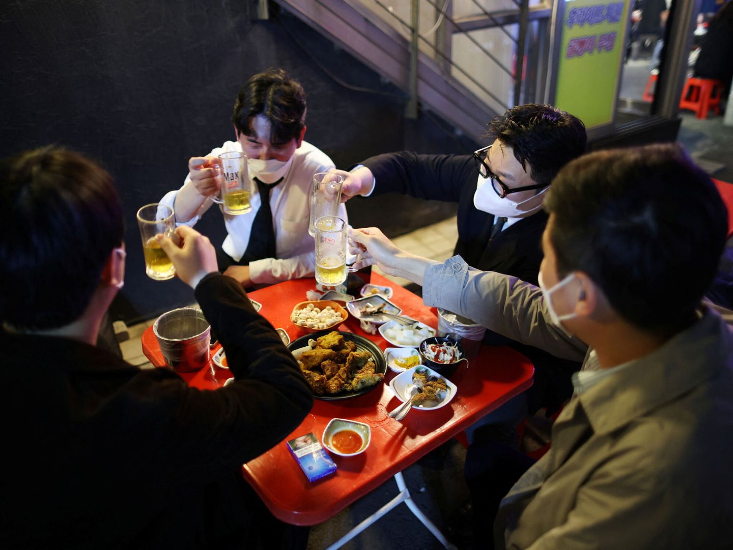 Un grupo de amigos consume pollo frito en un pub en Seúl, Corea del Sur. (Reuters/Kim Hong-ji)