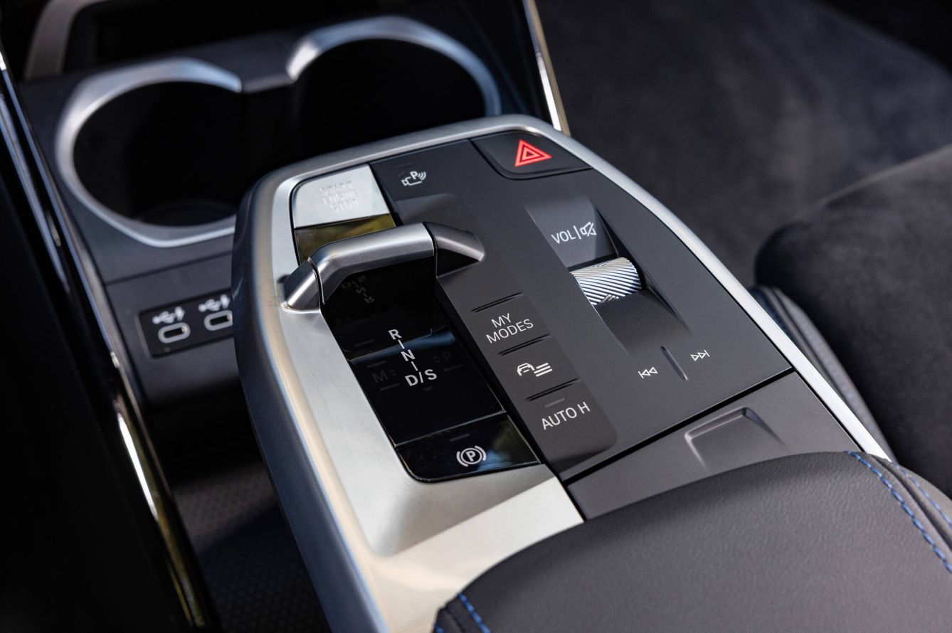 Junto a cambio se pueden elegir los distintos modos de conducción (BMW Experience Modes).