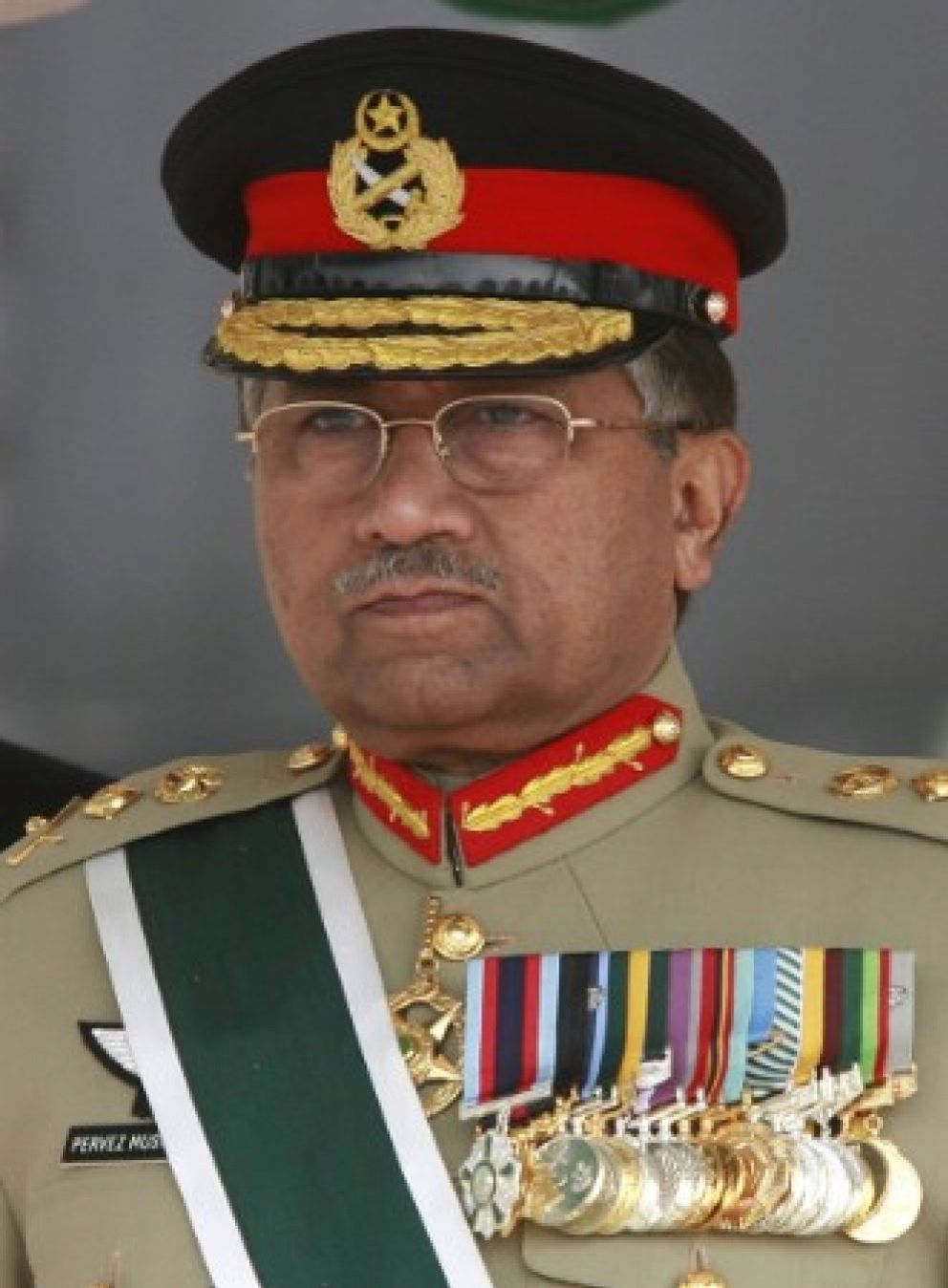 Foto: Musharraf dimite como jefe del Ejército de Pakistán