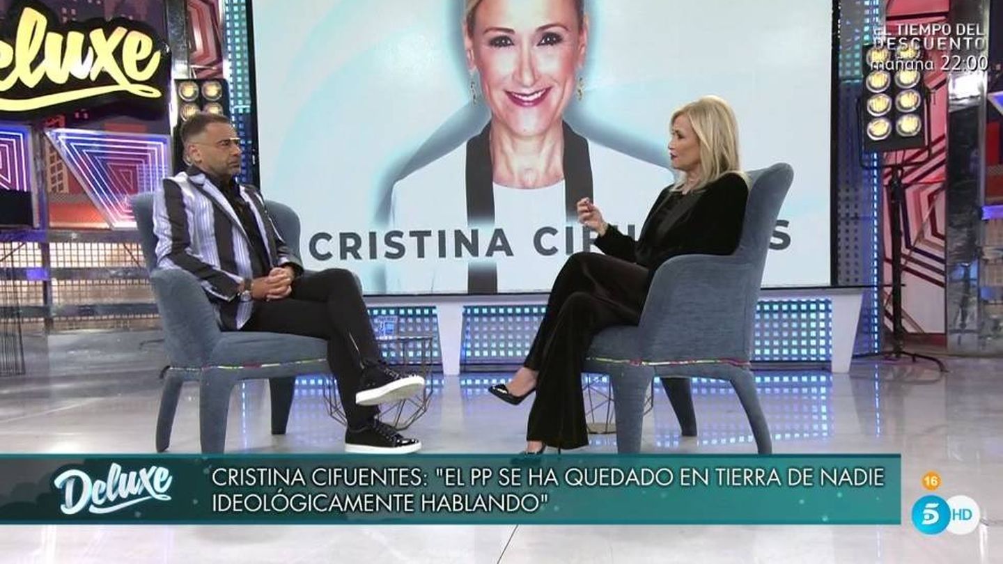 Cristina Cifuentes hablando en el plató de Telecinco. ('Sábado Deluxe').
