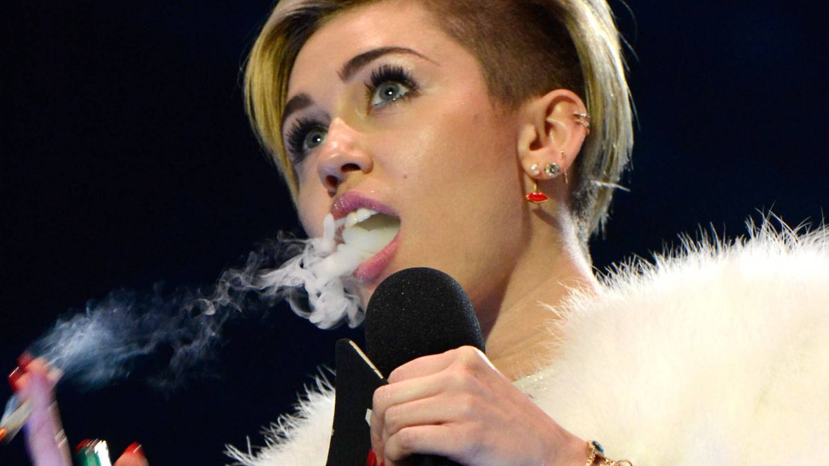 El amor de Miley Cyrus por la marihuana ya adorna su piel en un nuevo tatuaje