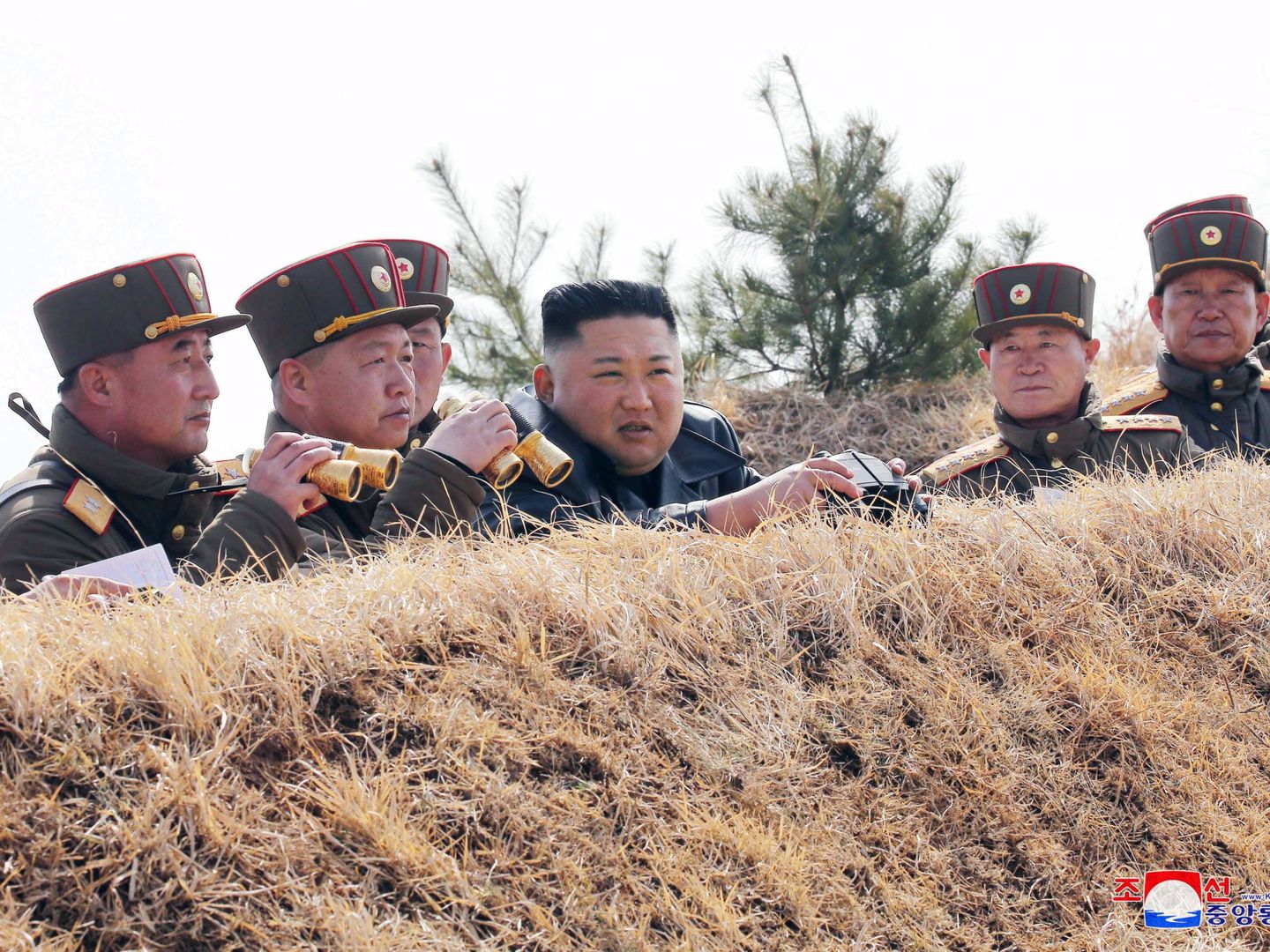 Kim Jong-un, desde una trinchera. 