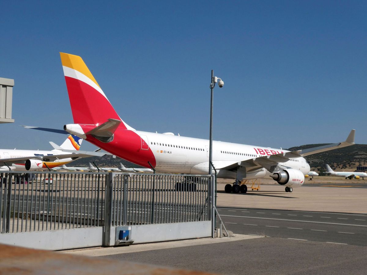 Foto: Un avión de Iberia, estacionado en el aeropuerto de Ciudad Real. (EFE)