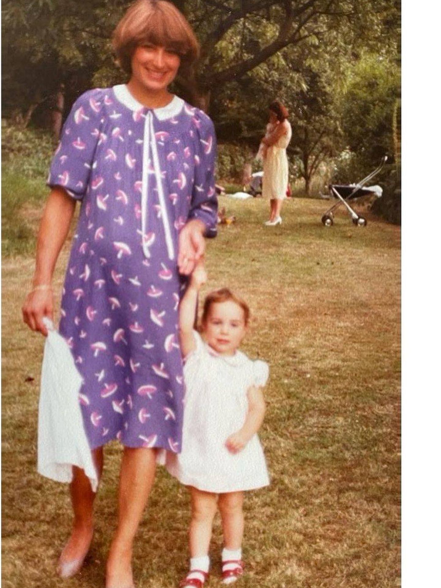 Carole y Kate Middleton, en los 80. (Palacio de Kensington)