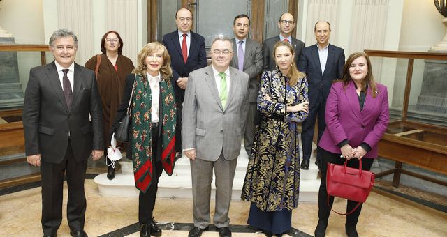 Marzotto (segunda por la derecha), junto a otros de los asistentes a la inauguración. (LP)