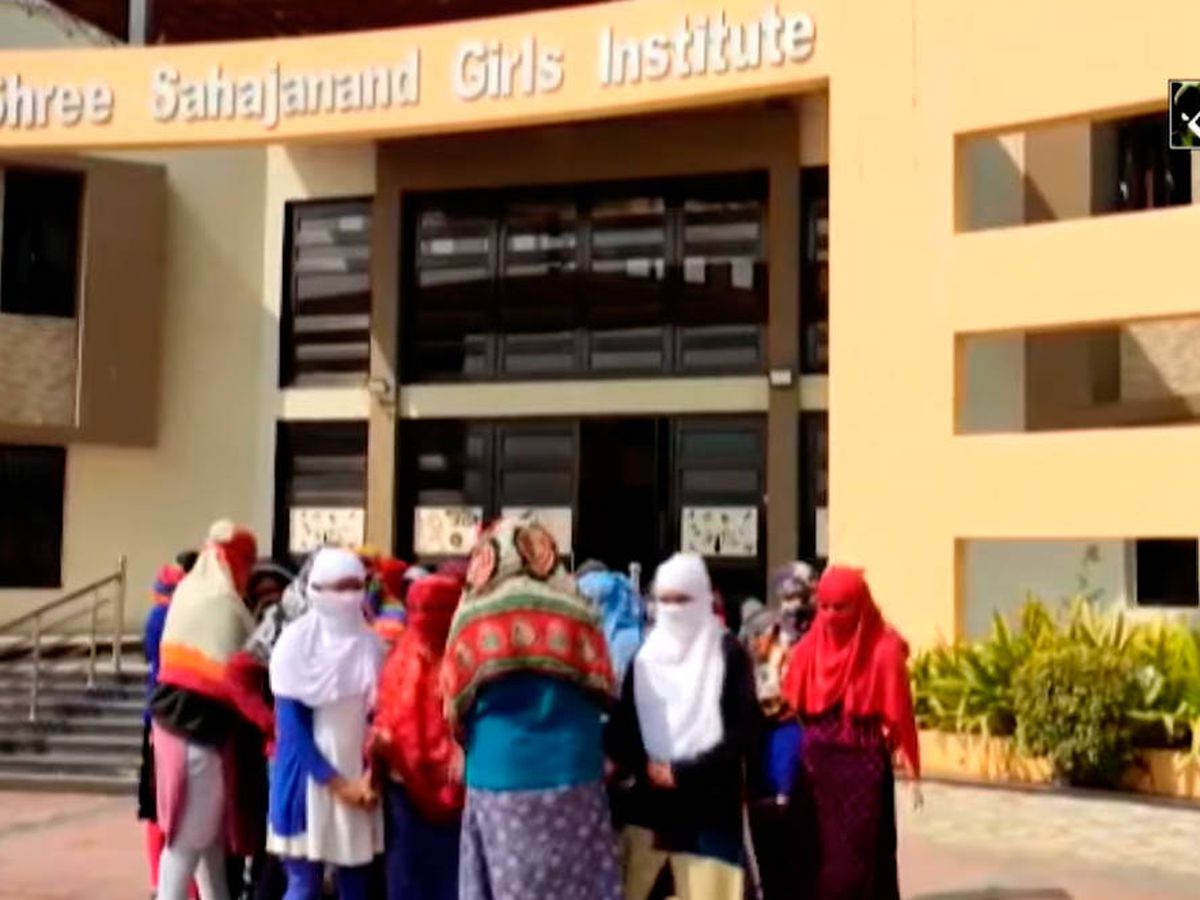 Foto: Las mujeres, frente al Instituto Shree Sahajanand Girls en India (Foto: YouTube)