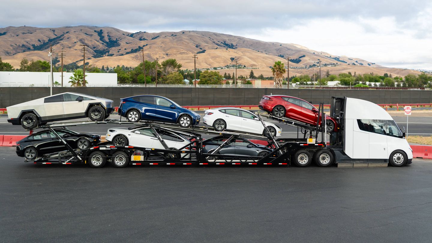 Un camión Tesla Semi transporta toda la gama actual de la marca, incluido el Cybertruck.