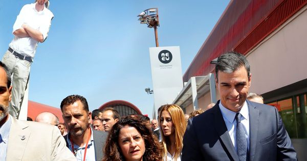 Foto: El presidente del Gobierno en funciones y secretario general del PSOE, a su salida tras la presentación del acuerdo programático. (EFE)